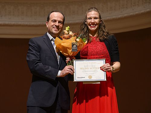 Prof. Dr. Daniel Ricklin, Seline Sutter (Foto: Dominik Plüss) Preisübergabe